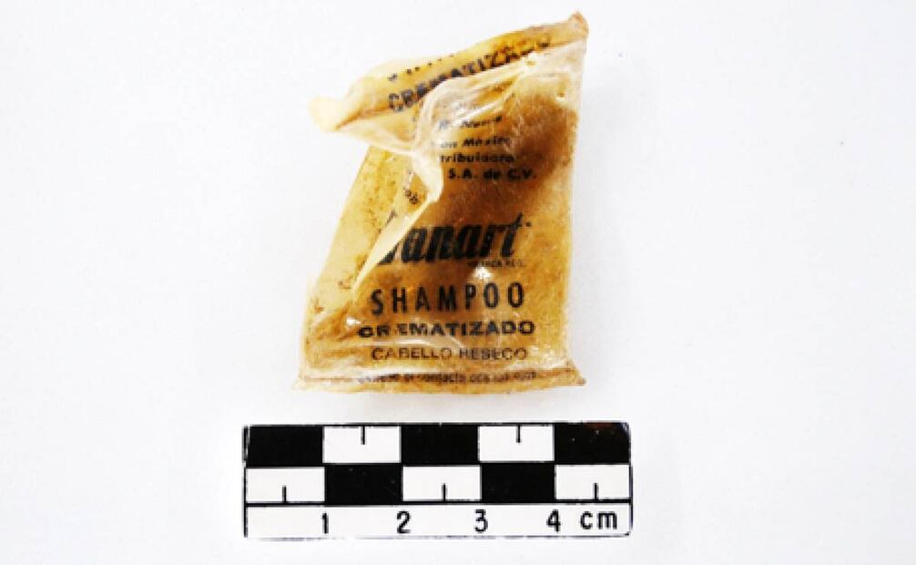 La idea de encontrar en el futuro vestigios de la actividad humana actual no es nueva, pero pocas veces se dice que los arqueólogos del INAH ya han vivido momentos así, por ejemplo con este sobre de shampoo. Imagen: Proyecto Solidaridad-INAH.