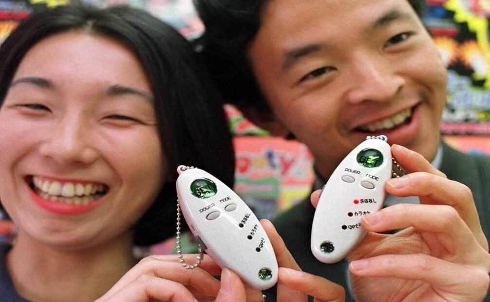 En 1998 se puso de moda un modelo de beeper que servía como las actuales aplicaciones de ligue. Los "Lovegety" sonaban cuando alguien del sexo opuesto entraba en el rango de alcance, para que los portadores se buscaran o huyeran uno del otro. Foto: AP Photo/Koji Sasahara.