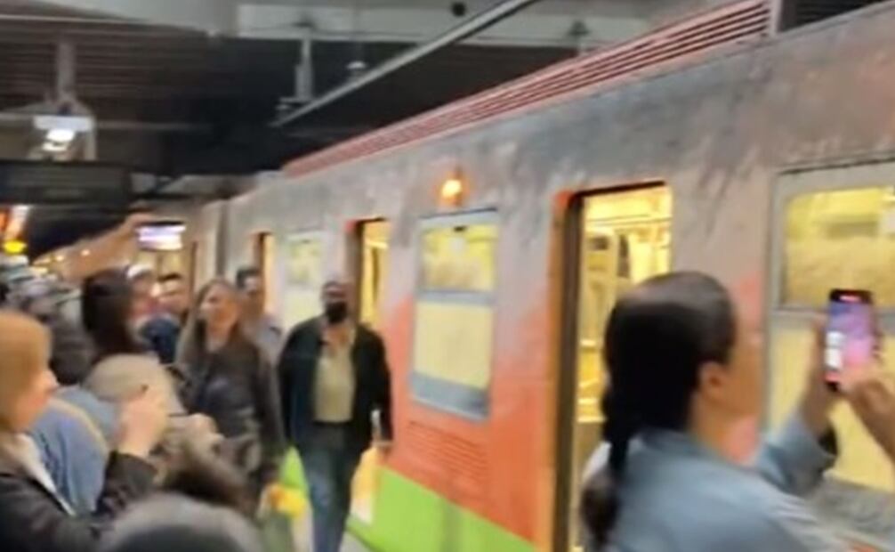 Cae cemento en Línea 12 del Metro. Foto: Captura de pantalla