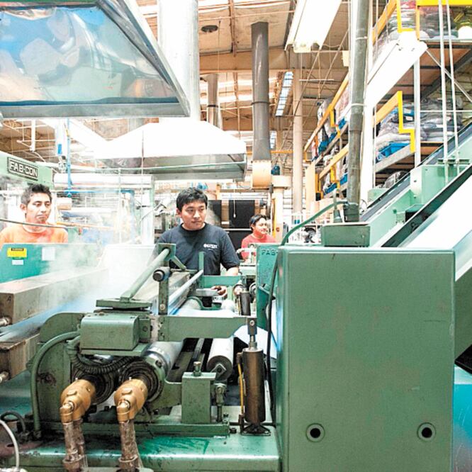 La STPS dijo que desde la dependencia se va a elaborar una ruta para evitar abusos en el sistema de subcontratación y que “el legislativo ya determinará”. ARCHIVO EL UNIVERSAL