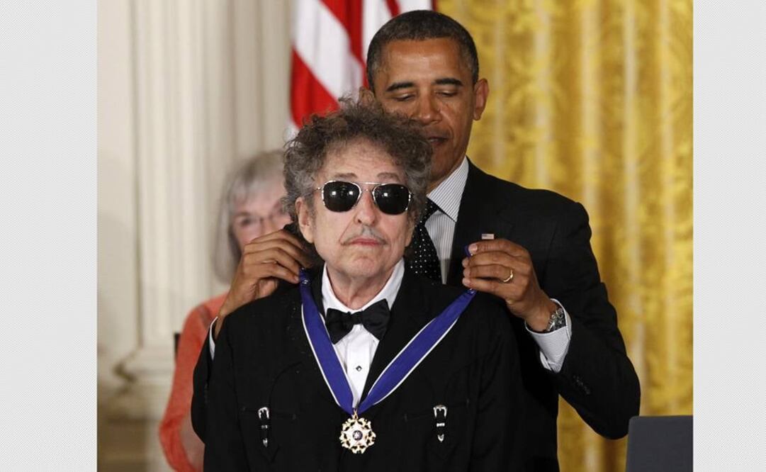 El presidente Barack Obama otorga a la leyenda del rock Bob Dylan la Medalla de la Libertad en mayo de 2012. FOTO: AP.