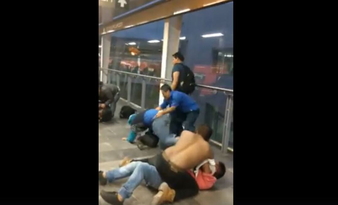 En las imágenes se observa a dos hombres, primero, quienes se golpean en el andén, posteriormente, más sujetos se suman a la pelea
