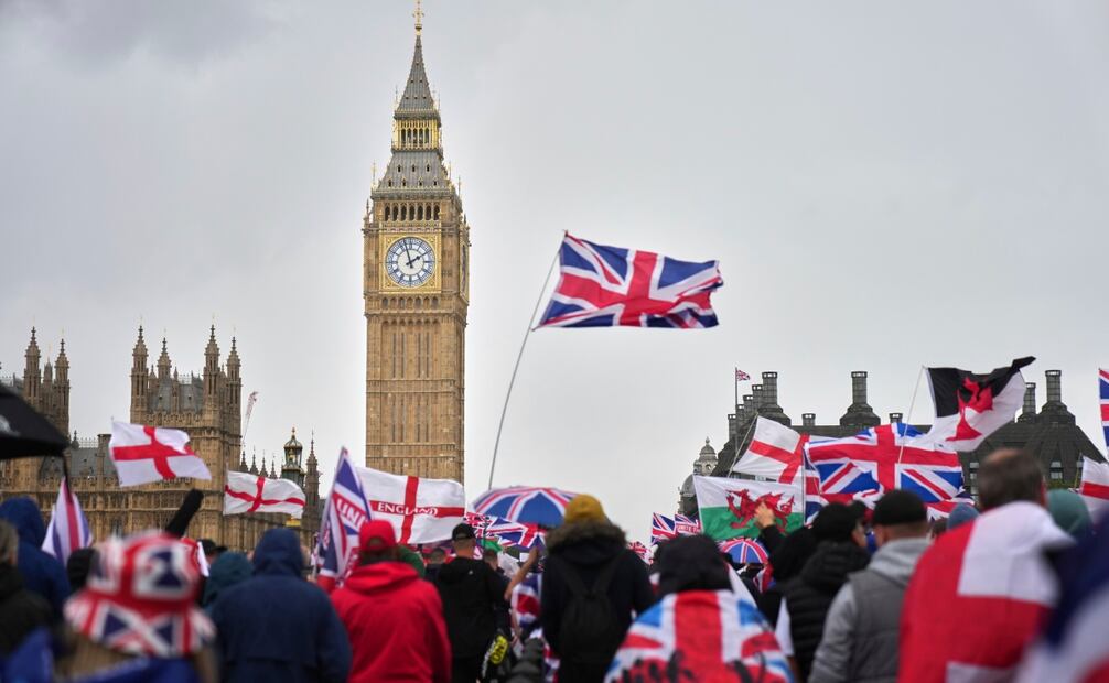 Manifestación "Unite the Kingdom" liderada por el activista de extrema derecha Tommy Robinson cerca de Westminster, Londres, el sábado 13 de septiembre de 2025. Foto: AP