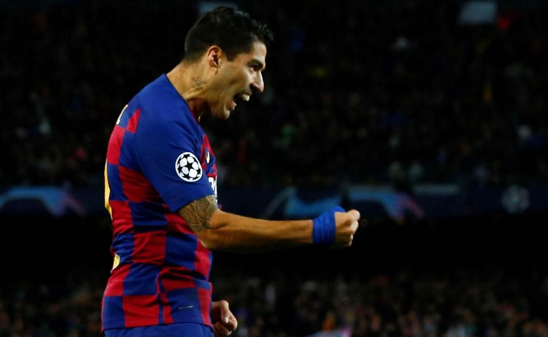 El delantero uruguayo del FC Barcelona, Luis Suárez celebra su gol, el primero del equipo, durante el partido ante el Borussia Dortmund: EFE/ Enric Fontcuberta