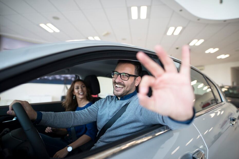 Cumple con estos trámites y tu auto nuevo circulará sin problemas. Foto: Freepik