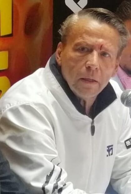 Carlos Trejo le sangra el rostro a Alfredo Adame, quien iba armado con un cuchillo