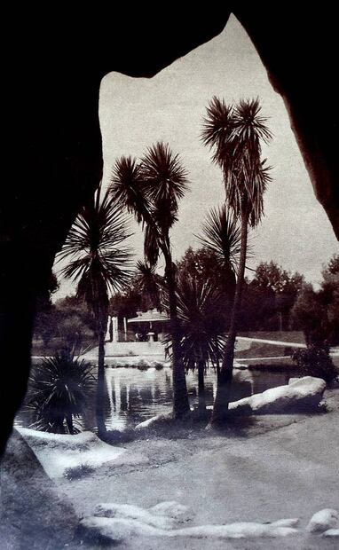 A inicios de los años 20, la clientela del ahora centenario kiosco podía disfrutar de una vista con palmeras, que estaban a la orilla del lago. Colección Rafael Fierro Gossman.