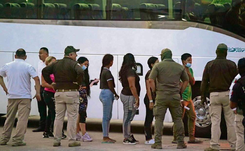 Migrantes hacen fila para abordar un autobús después de ser deportados del lado estadounidense a Matamoros,
Tamaulipas, en mayo de 2023. Foto: Fernando Llano / AP
