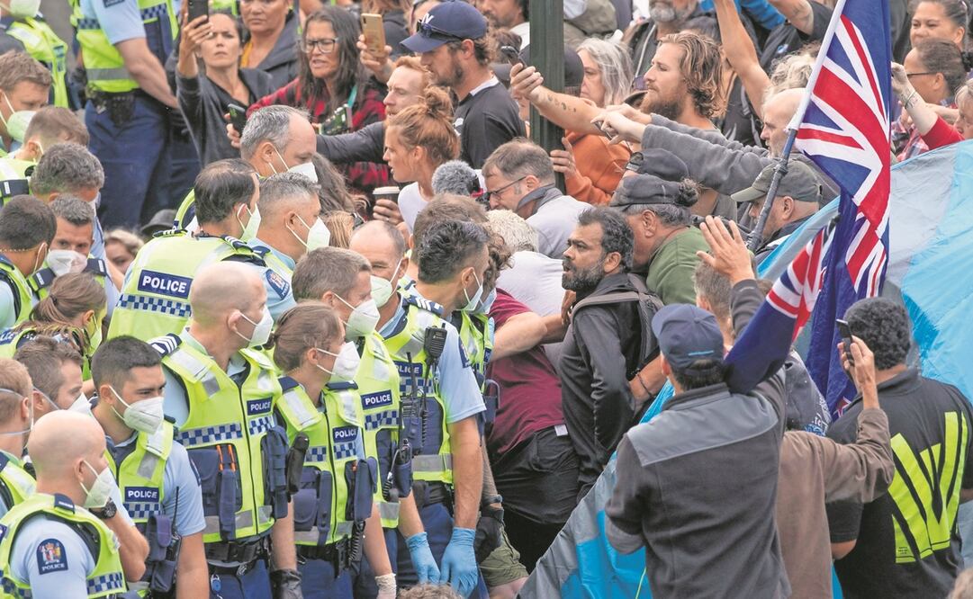 La policía de Nueva Zelanda arrestó a opositores de los mandatos de vacunación, cerca del Parlamento en Wellington. Foto: Mark Mitchell. AP