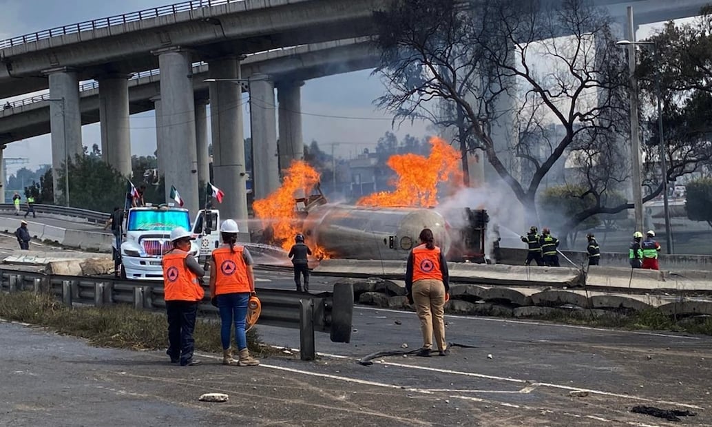 La Fiscalía descartó que un bache haya provocado la volcadura de la pipa. Foto: Valente Rosas/EL UNIVERSAL