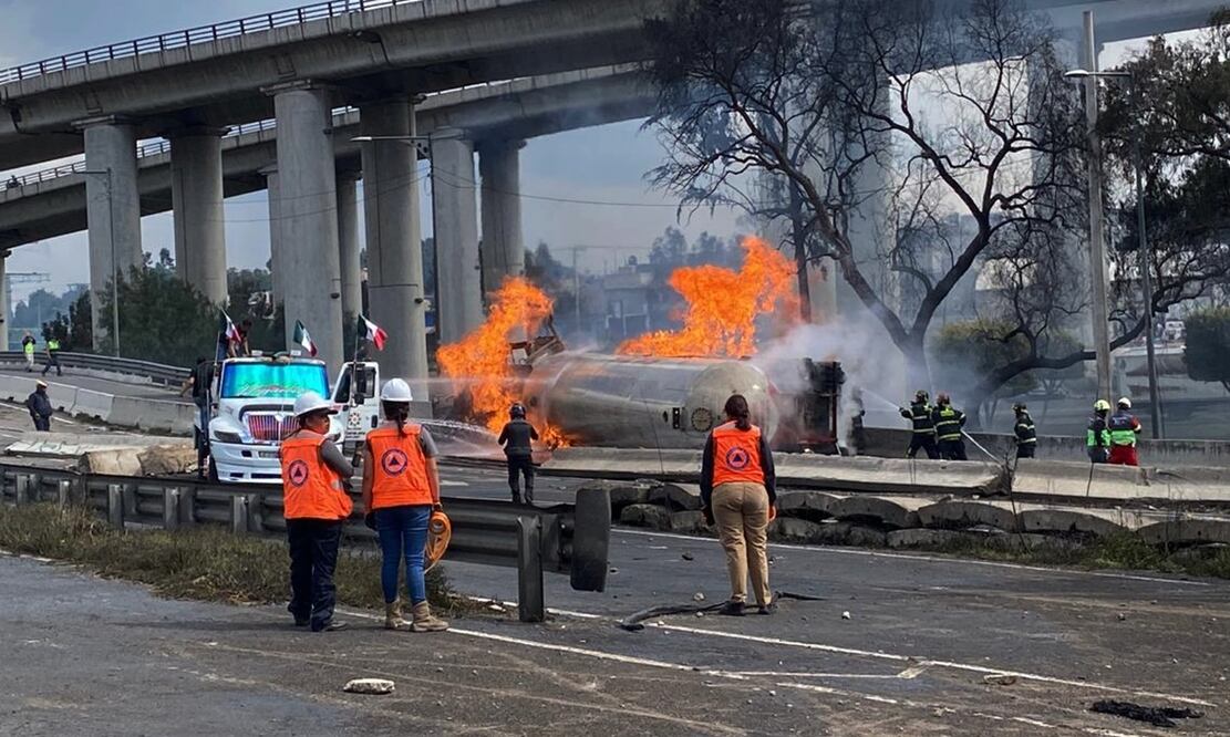 Una pipa de gas volcó y explotó en el bajo Puente de la Concordia en la alcaldía Iztapalapa, el miércoles 10 de septiembre de 2025. Foto: Valente Rosas/EL UNIVERSAL