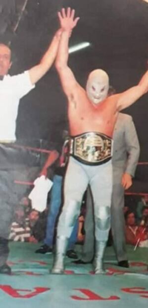 El Hijo del Santo con el Campeonato Mundial Ligero UWA | FOTO: Especial