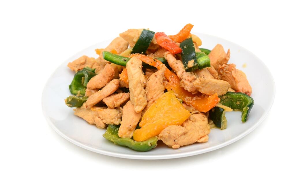 Plato de pollo con pimientos "al albañil". Foto: iStock