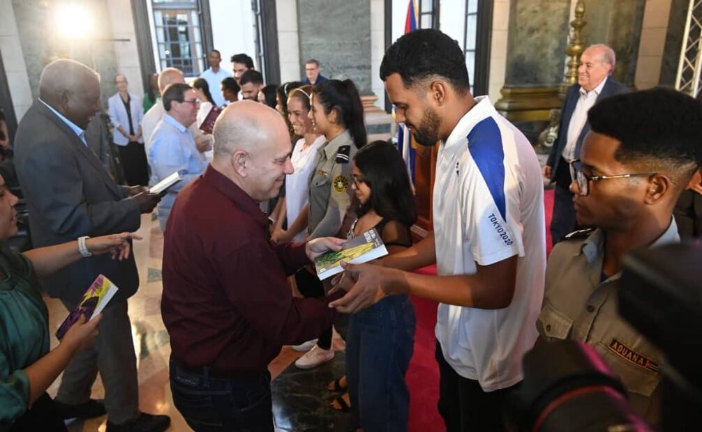 Entrega de libros del programa "25 para el 25" a jóvenes cubanos. Foto: Especial
