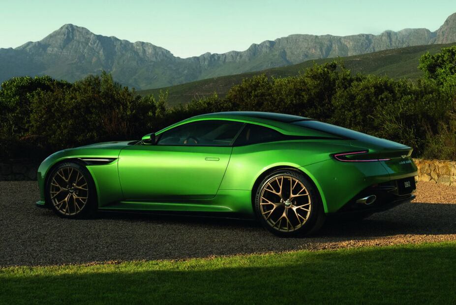 Es el sucesor natural del DB11, con un motor V8 twin turbo.