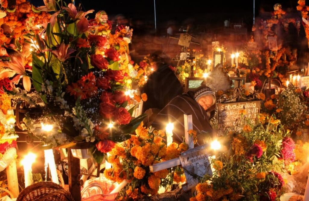 Con café, ponche, y pozol, Alma Delia, sus hermanos, cuñados, amigas y nieta trataron de vencer el sueño Foto: Brenda Martínez/ EL UNIVERSAL