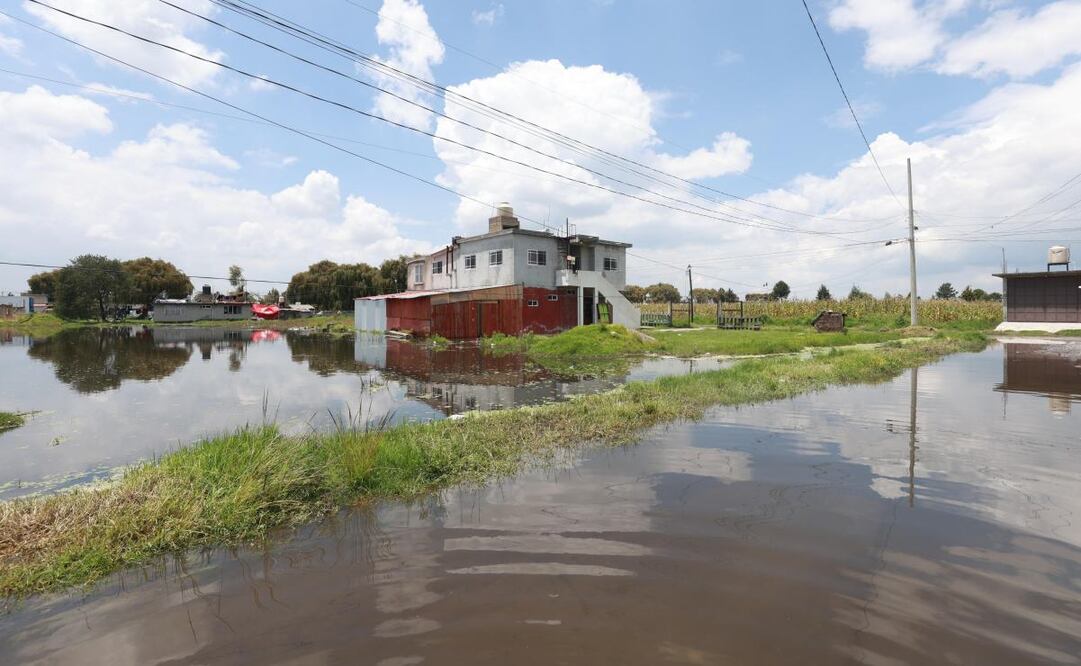 Afectados por inundaciones de la colonia Guadalupe bloquean carretera México-Toluca. 
Foto: Alejandro Vargas