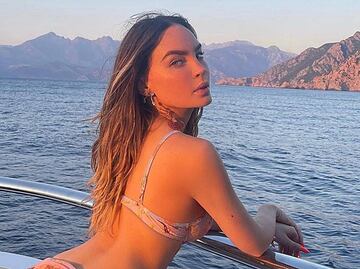 Belinda enciende Instagram con bikini en tonos pastel