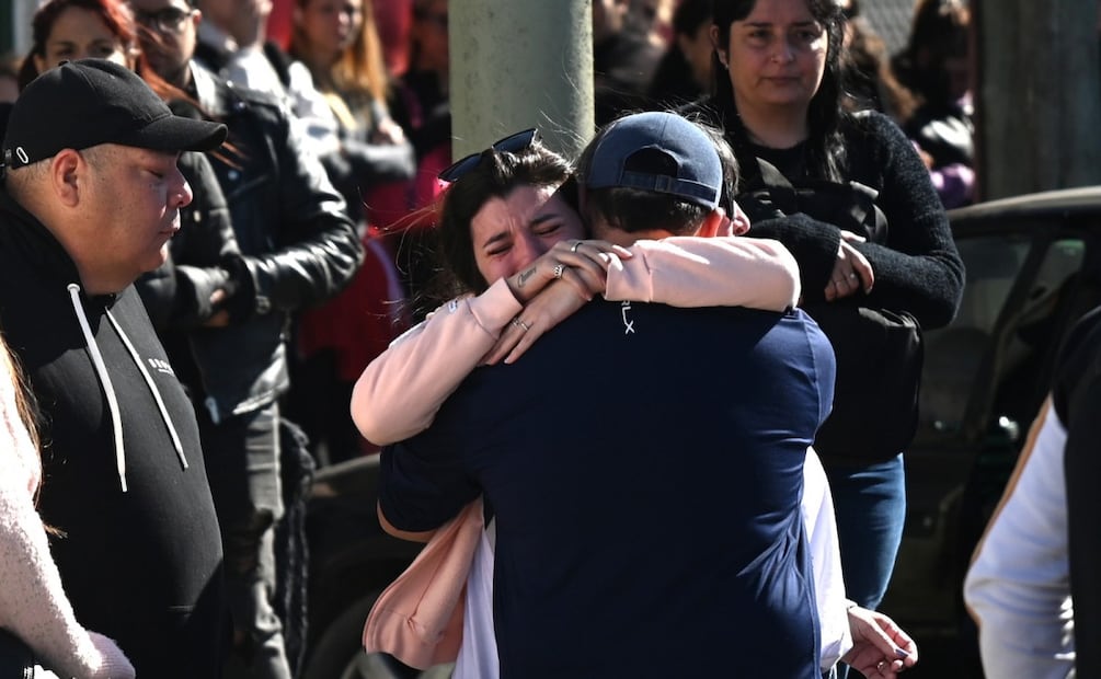 Familiares de las jóvenes asesinadas Brenda del Castillo y Morena Verdi se abrazan afuera del velatorio en el barrio San Justo este jueves, en Buenos Aires (Argentina). El triple feminicidio perpetuado el pasado viernes en la provincia de Buenos Aires, fue transmitido en vivo en un grupo cerrado de redes sociales como un mensaje de advertencia para miembros de una organización transnacional del narcotráfico, según confirmó a última hora del miércoles el ministro de Seguridad del distrito, Javier Alonso. Foto: EFE/ STR