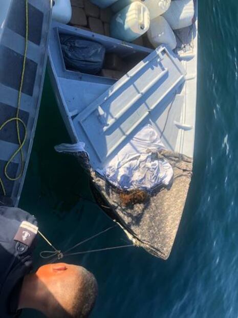 Marina asegura embarcación abandonada con 2 toneladas de droga