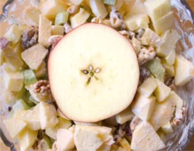 Esta es la receta original de la ensalada de manzana, y lleva mayonesa
