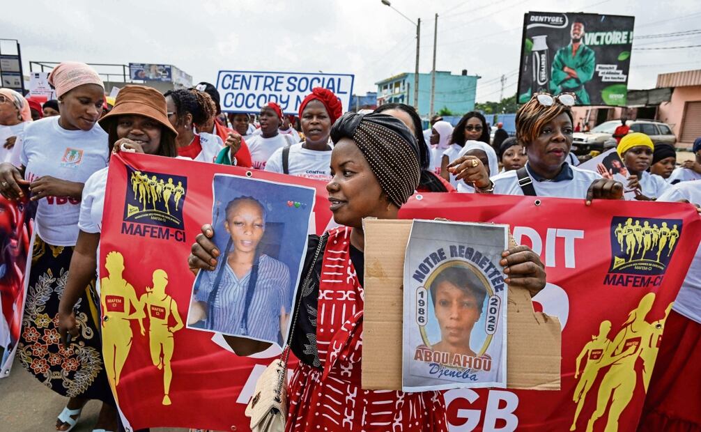 Protesta convocada por el Ministerio de Mujeres de Costa de Marfil en contra de la violencia de género, ante la ola de feminicidios en el país africano. Foto: Issouf Sanogo / AFP