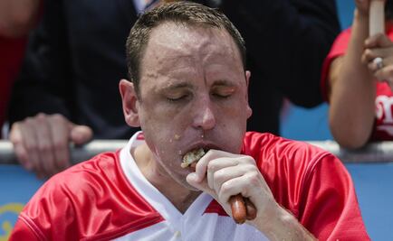 Se come 74 hot dogs en 10 minutos y rompe récord 
