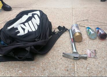 Decomisan martillo y pintura en aerosol a manifestantes en Monumento a la Revolución