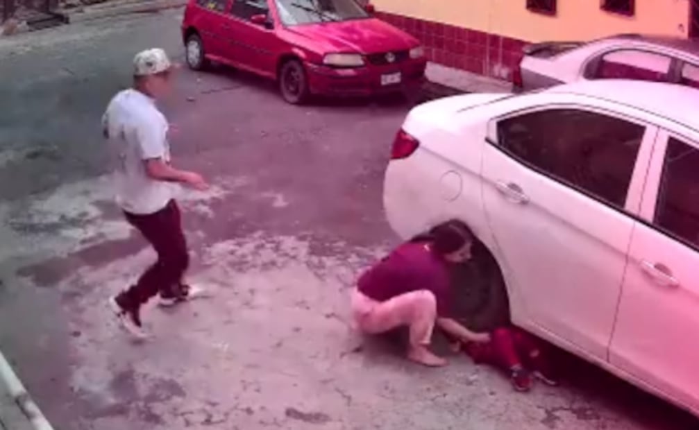 ADVERTENCIA DE IMÁGENES. Conductor se echa de reversa y aplasta a menor que intentó rescatar su juguete 