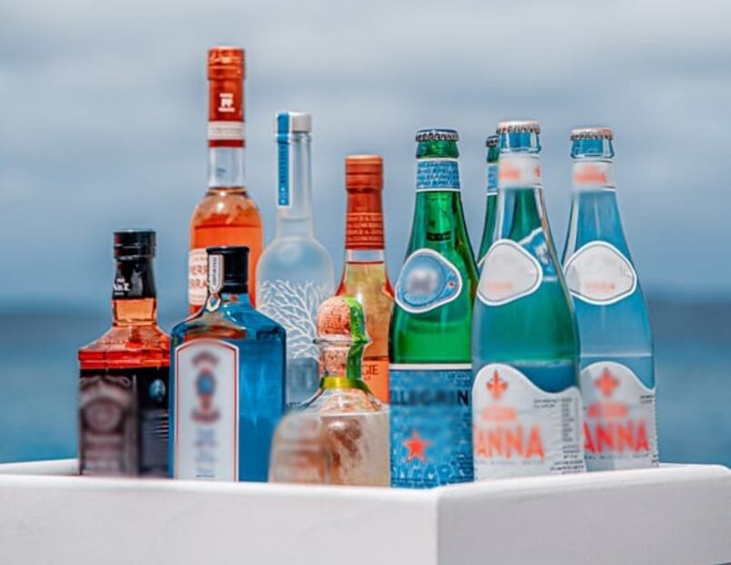 ¿Se puede viajar con alcohol en la cabina de un avión?