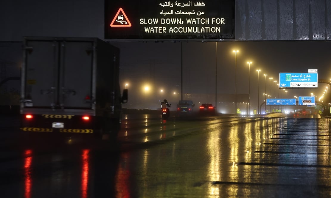 Un tablero de pantalla de carretera alerta a los automovilistas de estanques de agua causados por fuertes lluvias en Dubai. Foto: EFE/EPA/ALI HAIDER