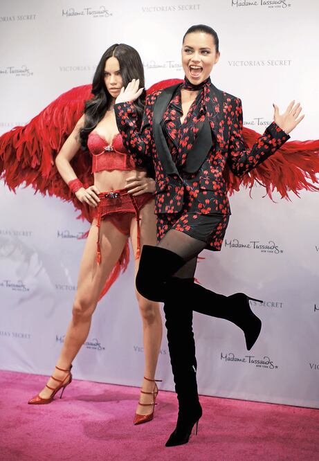 La figura muestra a Adriana con lencería y alas rojas (BRENDAN MCDERMID, REUTERS)