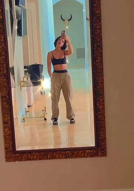 Ángela Aguilar muestra su ropa interior con pantalones cargo