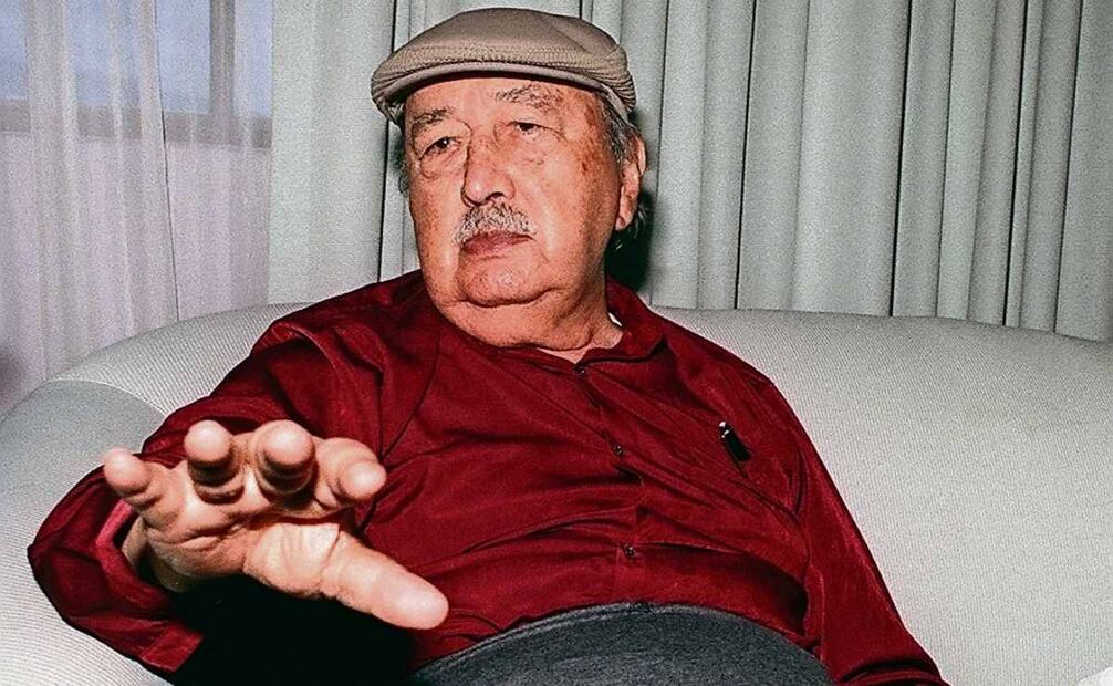 El creador es uno de los muralistas más destacados de México.
Sus obras se puede ver en espacios como la Alhóndiga de Granaditas y el Museo Nacional de Antropología. El guanajuatense nació en 1909, estudió en la Academia de San Carlos, formó parte del Taller de Gráfica Popular y ganó el Premio Nacional de Arte en 1974. Falleció en 2002.