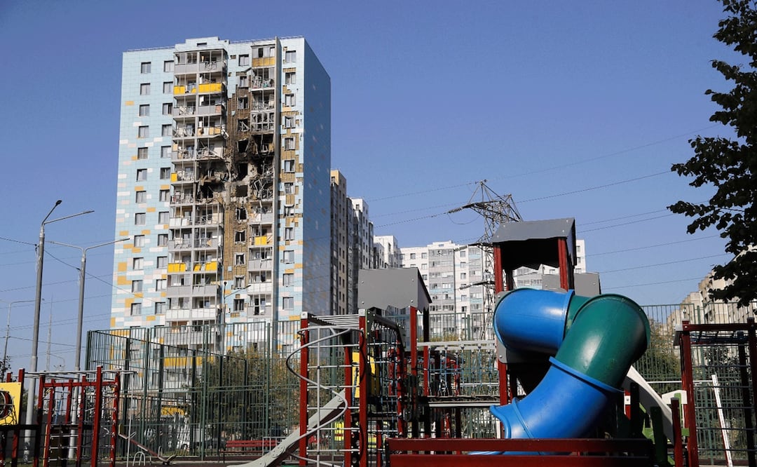 En la localidad de Ramenskoye, a las afueras de Moscú, drones alcanzaron dos edificios residenciales de varias plantas y provocaron incendios. Foto: AP
