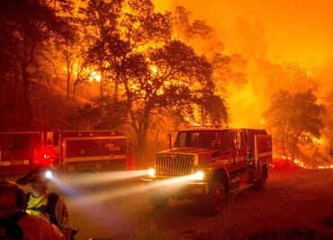 Evacuan a más de 13 mil personas por incendios en California
