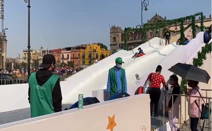 Niñas y niños disfrutan del tobogán de hielo en verbena navideña del Zócalo capitalino