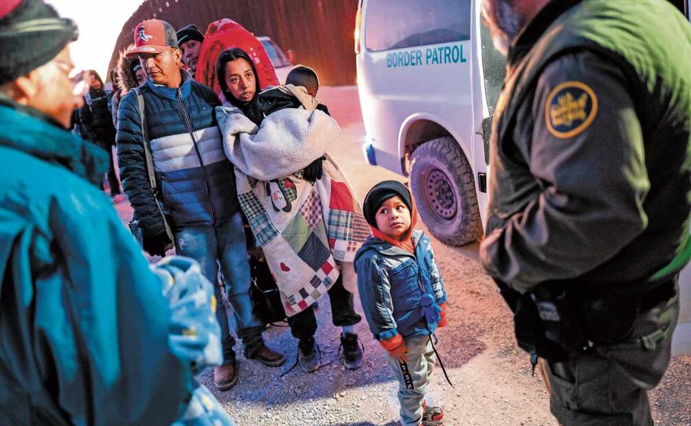 Migrantes viajan con niños, quienes corren riesgo en zonas silvestres, indicó la especialista Eunice Rendón. Foto: AFP