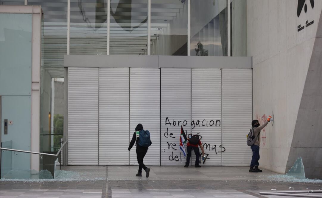 Bloque negro durante la marcha en contra de la gentrificación pintó y rompió mobiliario del MUAC. Foto: Diego Simón Sánchez / EL UNIVERSAL