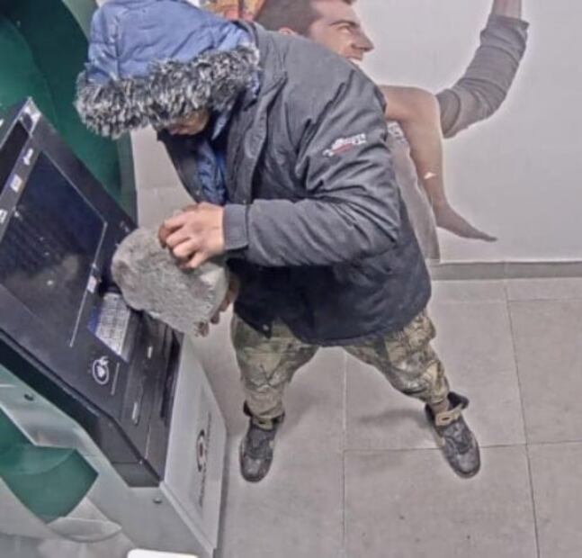Con piedra y serrucho sujeto intenta robar un cajero automático en Toluca 