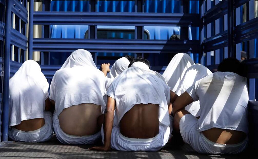 Varios detenidos durante el régimen de excepción son trasladados a una cárcel, en Ilopango (El Salvador). Foto: EFE