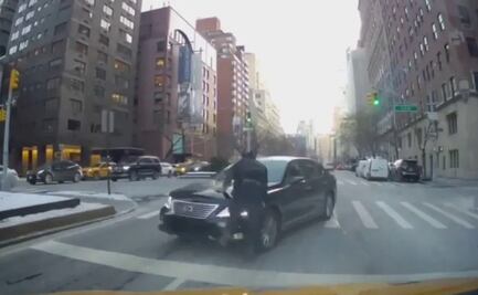 Video muestra a un policía de Nueva York siendo atropellado por una conductora