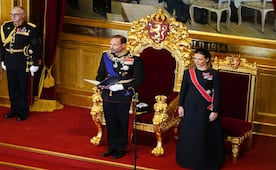 Comienza reinado del rey Haakon VIII de Noruega; jura la Constitución ante el Parlamento