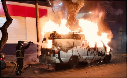 Incendio consume camioneta en la Doctores; bomberos atienden el siniestro