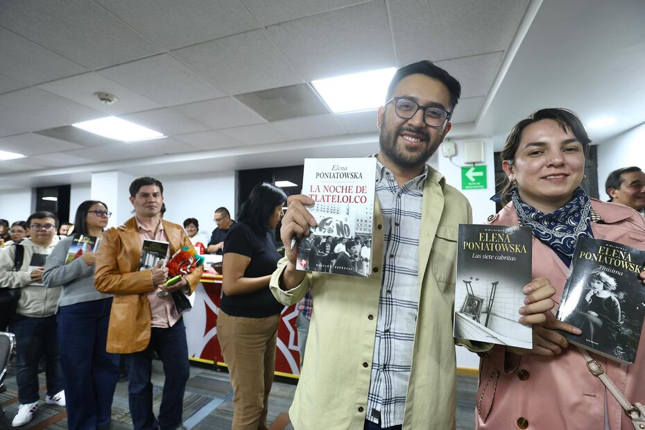 Los suscriptores de EL UNIVERSAL recibieron el autógrafo de la periodista y escritora en sus ejemplares favoritos. | Foto: Berenice Fregoso