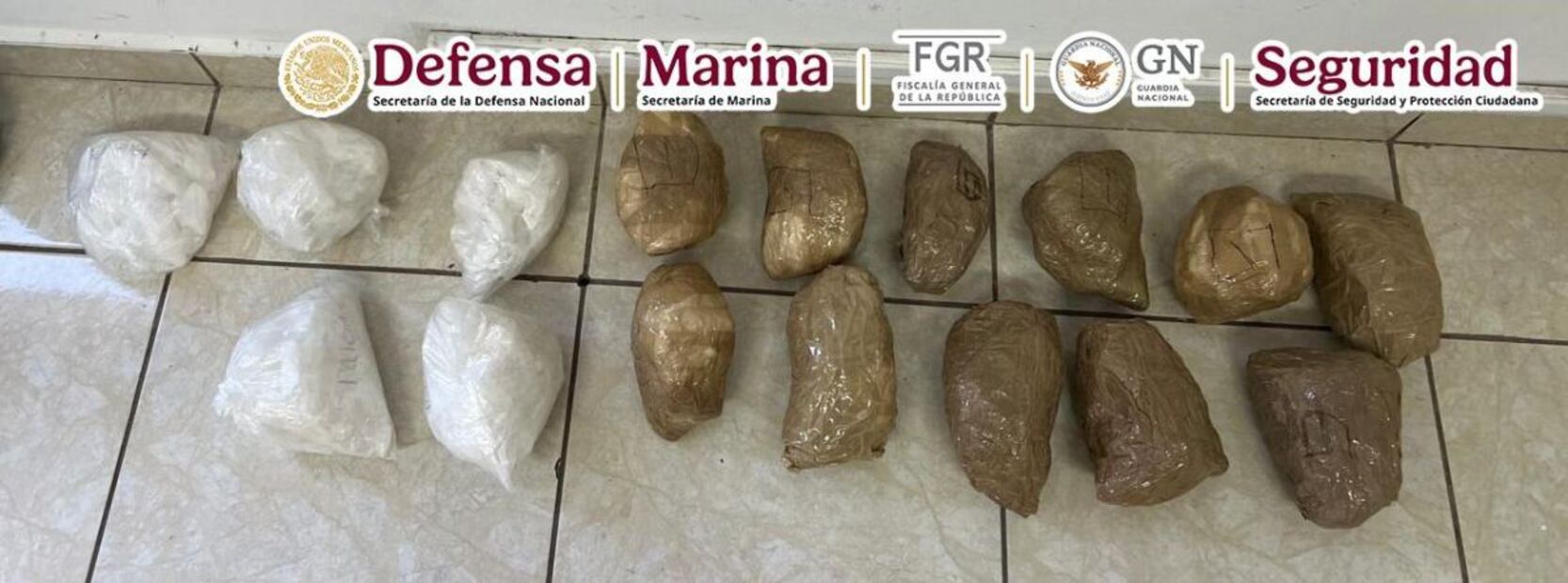 Los uniformados le marcaron el alto y realizaron una inspección de seguridad, donde hallaron, en la cajuela del vehículo, dos maletas que contenían paquetes con pastillas de fentanilo y dosis de cristal. Foto: Especial