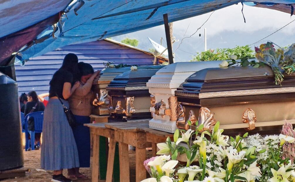 Once de los 17 pobladores de Chautipan desaparecidos entre el 22 y 27 de octubre pasado en la comunidad de
El Epazote, Chilapa, fueron asesinados y velados en un patio de la comunidad. Foto: Anwar Delgado / EL UNIVERSAL