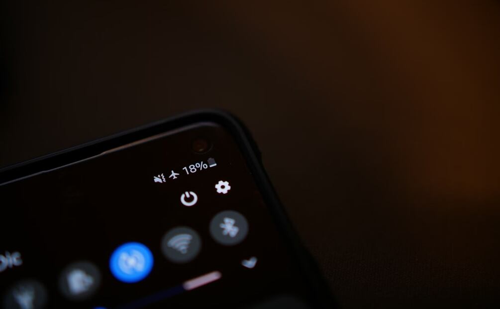 Por esta razón recomiendan cargar tu celular en modo avión. Imagen: Unsplash