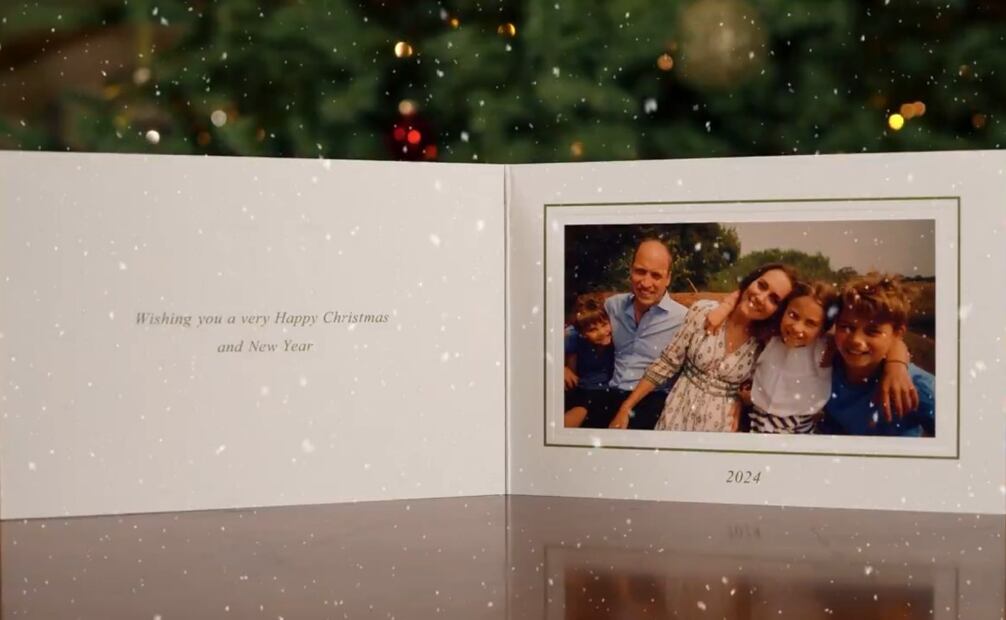 Por medio de redes sociales, los príncipes de Gales desean una feliz Navidad con una foto familiar. Foto: x @KensingtonRoyal