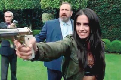 Rosario Tijeras se aleja de la ciudad y se traslada al campo